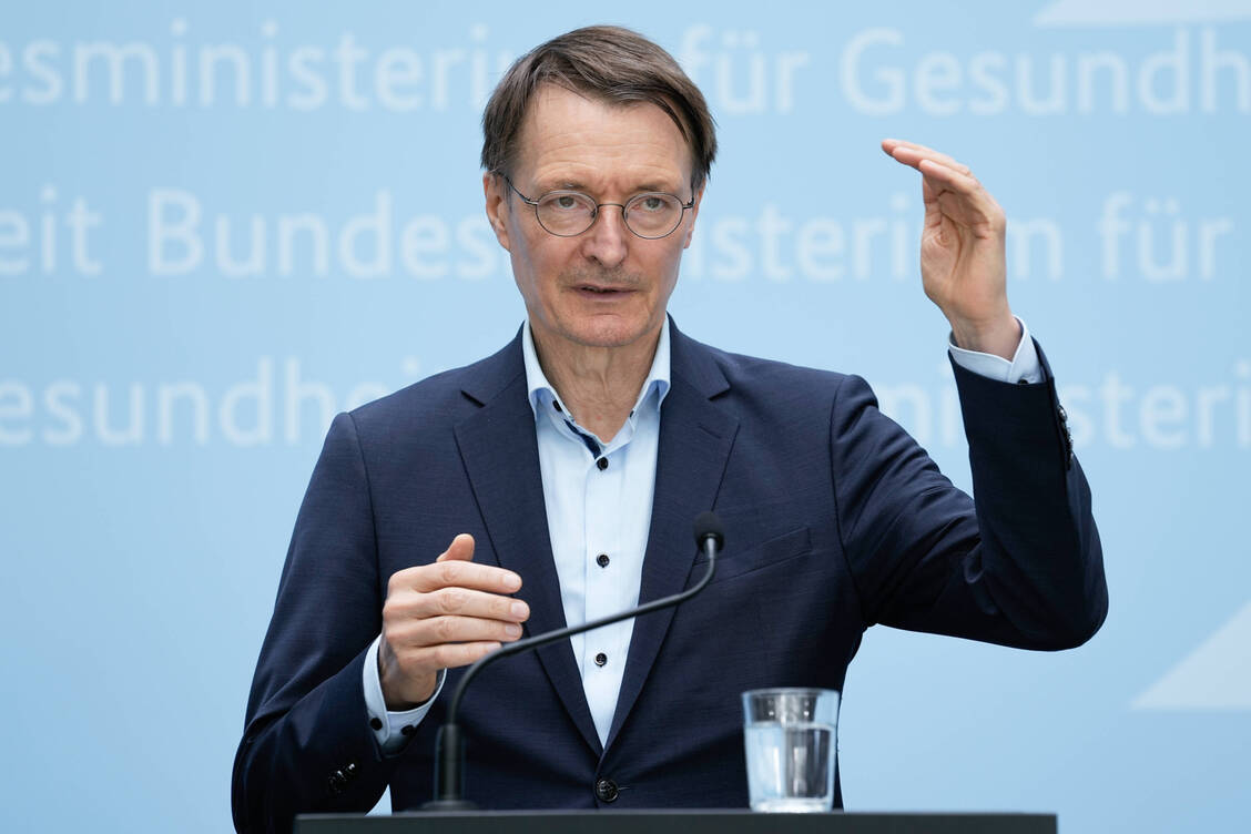 »Die Krankenhausreform ist zurück in der Spur«, sagte Lauterbach heute in Berlin (hier ein Archivbild). Die Reaktionen auf seine Ankündigungen fielen gemischt aus. / Foto: Imago/Political-Moments