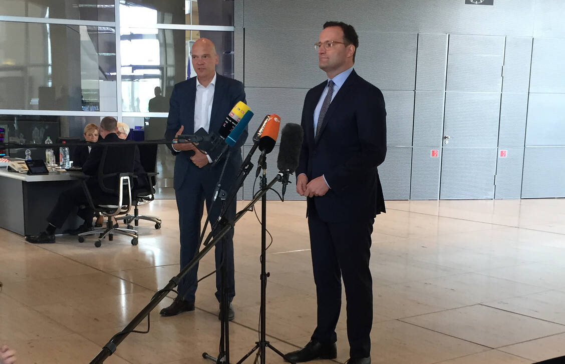 Jens Spahn, Bundesminister für Gesundheit (rechts) sprach am Freitag sichtlich stolz über das verabschiedete Patientendaten-Schutzgesetz (PDSG). Bei einem kurze Pressegespräch stand ihm sein Pressesprecher Hanno Kautz (links) zur Seite. / Foto: PZ/Kurz