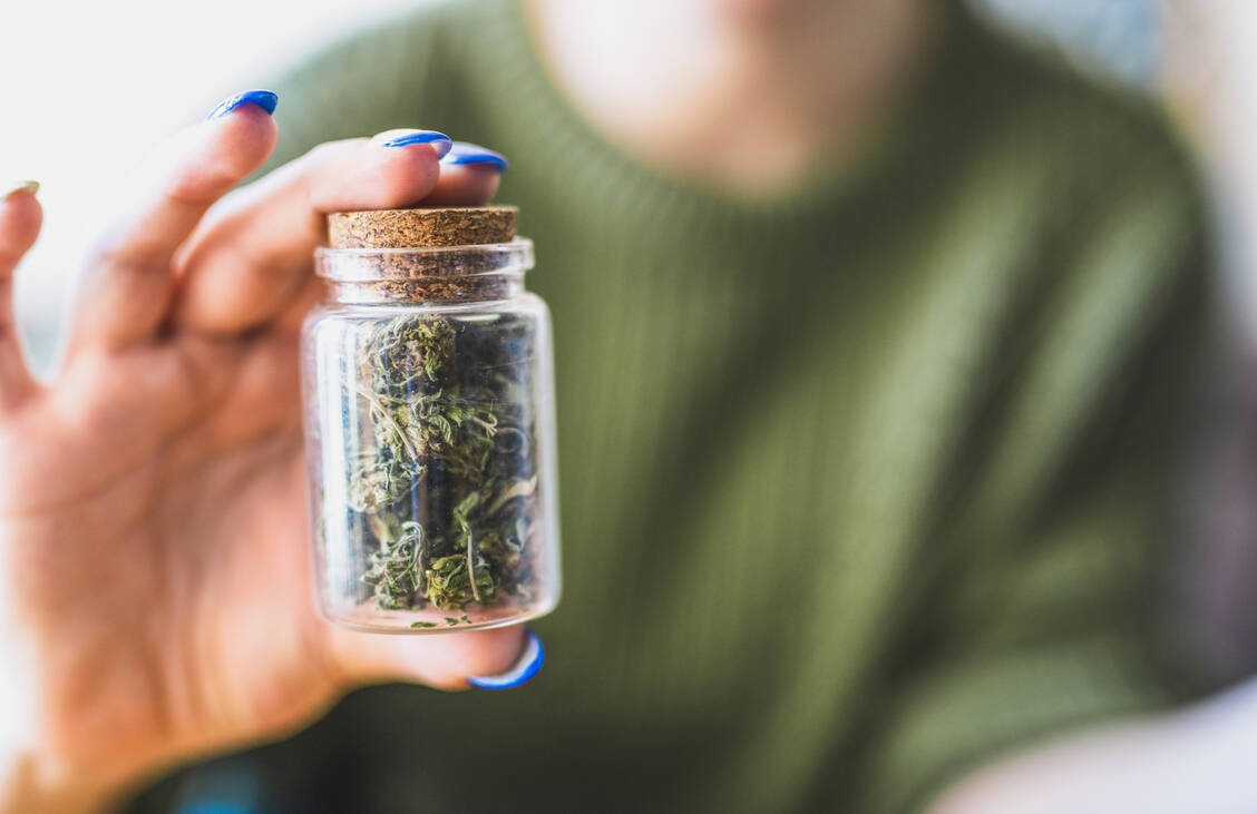 Beim Thema Cannabis sind Union und SPD öfter uneins. / © Getty Images/ ArtistGNDphotography