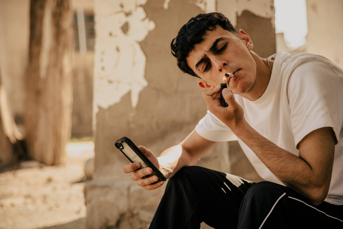 Posts von Jugendlichen analysiert: Forschende nutzen ein KI-Modell, um Warnsignale zu Cannabis-Nebenwirkungen zu erkennen. / © Adobe Stock/Cavan