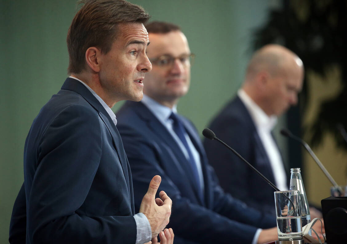 Ob die Zusammenarbeit des Google-Deutschlandchefs Philipp Justus (links) mit Bundesgesundheitsminister Jens Spahn (CDU) mit dem Medienstaatsvertrag zu vereinbaren ist, möchte eine Medienanstalt nun überprüfen. / Foto: picture alliance/dpa | Wolfgang Kumm