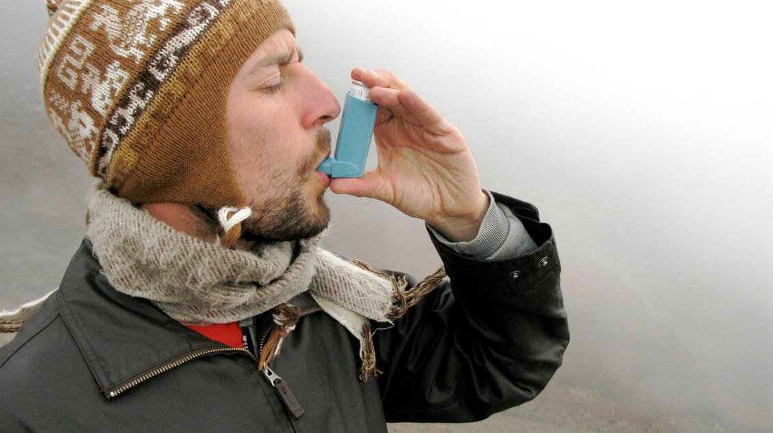 Um Asthma unter Kontrolle zu bringen, sind die Inhaliertechnik und die Therapietreue entscheidend. / Foto: Getty Images/Gustavo Miranda Holley