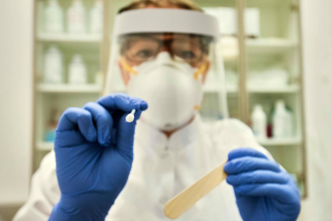 Bald soll es kostenlose Schnelltests geben. Für die Apotheker ergeben sich damit neue Wege der Abrechnung. / Foto: imago images/photonews.at
