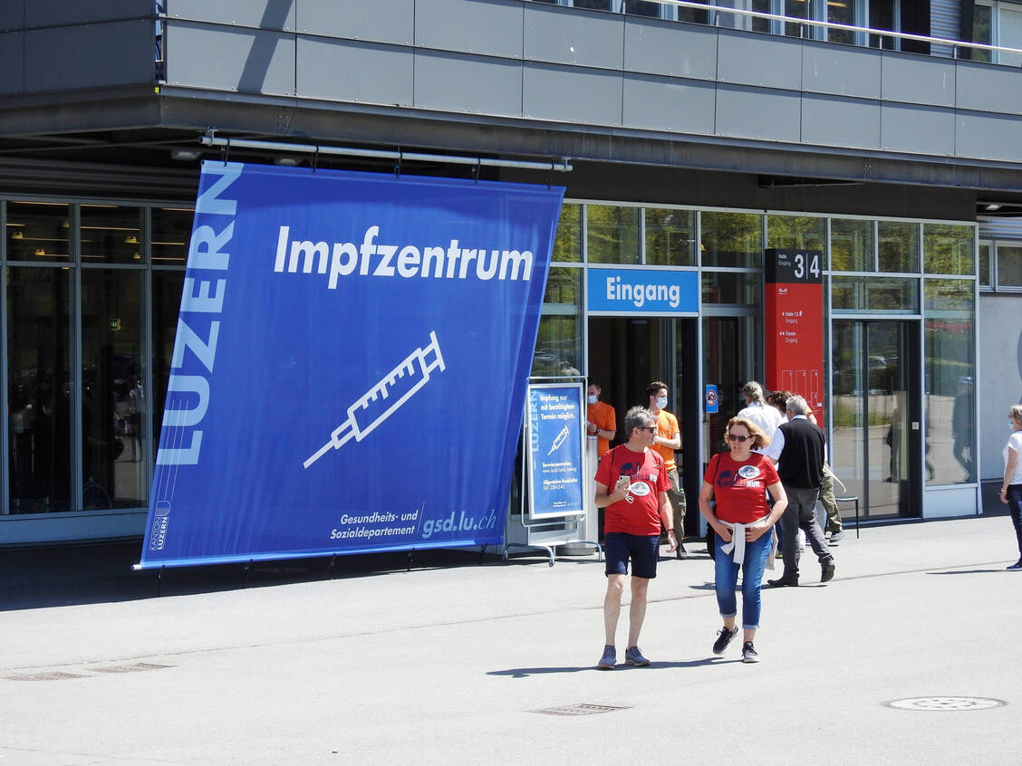 Erst impfen lassen, dann  mit Zertifikat in den Urlaub – solche Lösungen erleichtern in Pandemiezeiten das Reisen. In der Schweiz, hier ein Impfzentrum in Luzern, wollten Ärzte und Apotheker neben dem Bund ein separates Covid-Zertifikat entwickeln. Daraus wird nun nichts. / Foto: imago images/Geisser