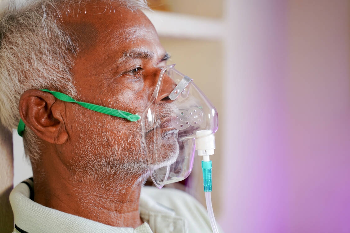 Patienten mit Lungenfibrose leiden zunehmend an Atemnot, Reizhusten und schwindender Leistungsfähigkeit. Schließlich sind sie auf die externe Zufuhr von Sauerstoff angewiesen.  / © Adobe Stock/Westock