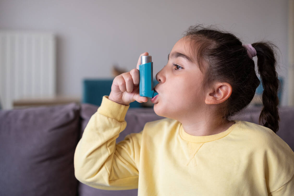 Kinder mit Asthma haben ein besonders hohes Risiko, einen schweren Verlauf einer Grippeerkrankung zu entwickeln. / © Getty Images/RainStar