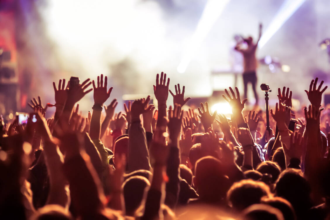 Mehr und mehr junge Menschen erleben Hörminderungen mit einem Tinnitus nach Besuchen lauter Konzerte oder Diskotheken. / Foto: Adobe Stock/Melinda Nagy