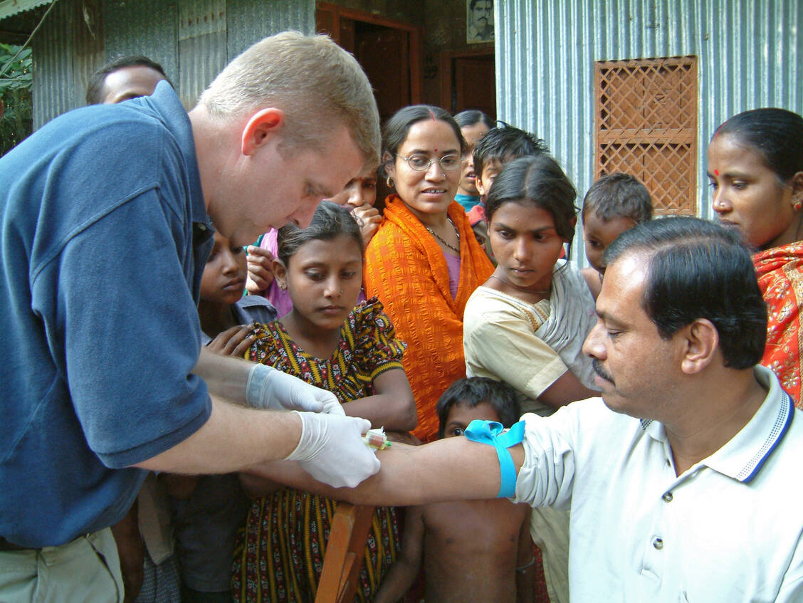 Ein Mitarbeiter der US-amerikanischen Gesundheitsbehörde CDC nimmt im Jahr 2002 eine Blutprobe bei einem Mann in einem Dorf in Bangladesh, in dem es zuvor Fälle von Nipah-Virus-Enzephalitis gegeben hatte. In Südostasien kommt es immer wieder zu Ausbrüchen von Nipah-Infektionen. / © CDC