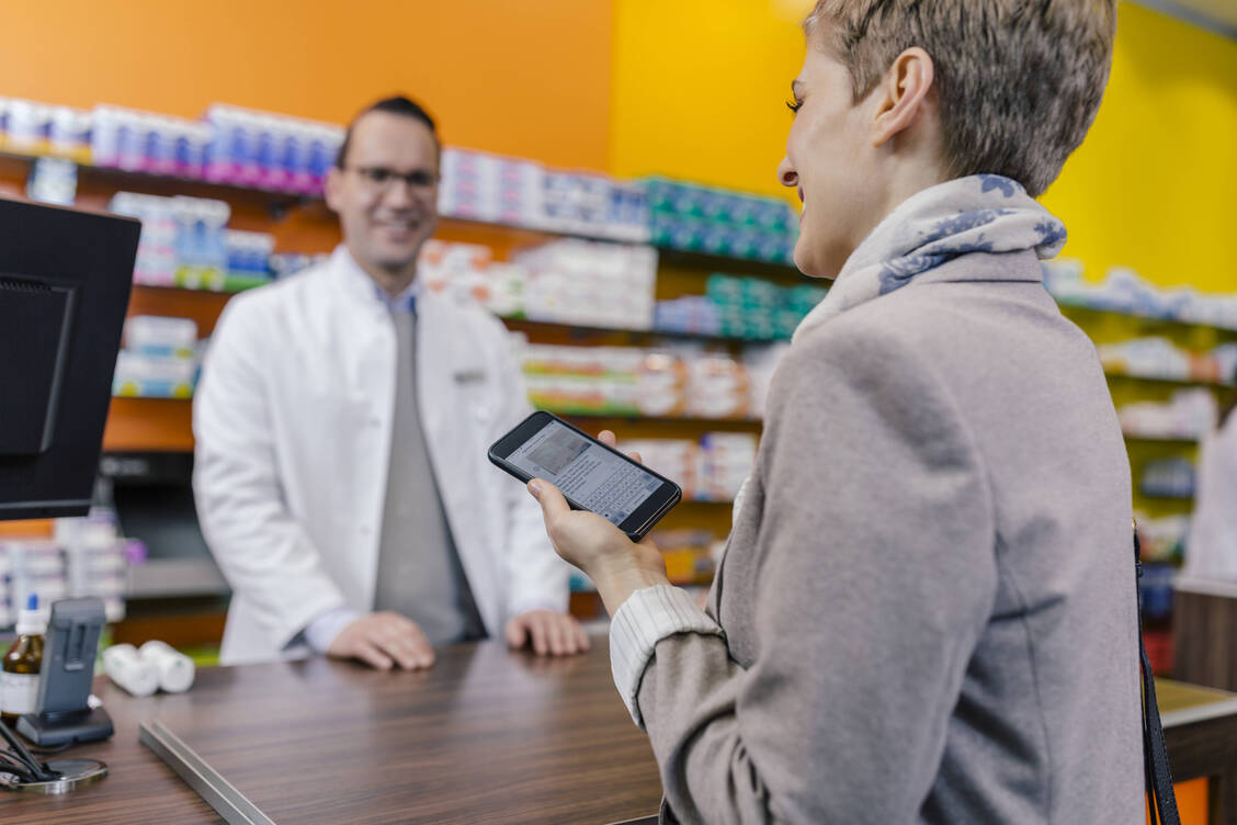 Die Betreiber von Apotheken-Plattformen sollen keine direkte Schnittstelle ins E-Rezept-System erhalten und sind daher auf alternative Weiterleitungswege angewiesen. / Foto: imago/Westend61