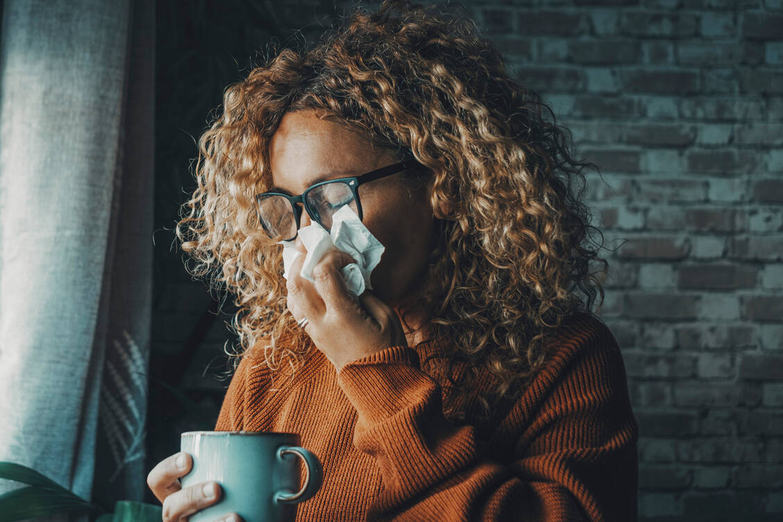 Kommt eine Erkältung helfen viel Ruhe, viel Trinken und pflanzliche Arzneimittel. / Foto: Adobe Stock/simona