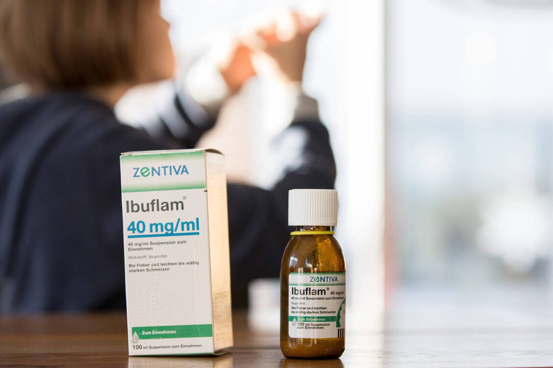 Ibuflam hilft bei leichten und mäßig starken Schmerzen sowie bei Fieber. Derzeit hat sich die Liefersituation bei der 40 mg/ml-Suspension leicht verbessert. / Foto: IMAGO/Fotostand