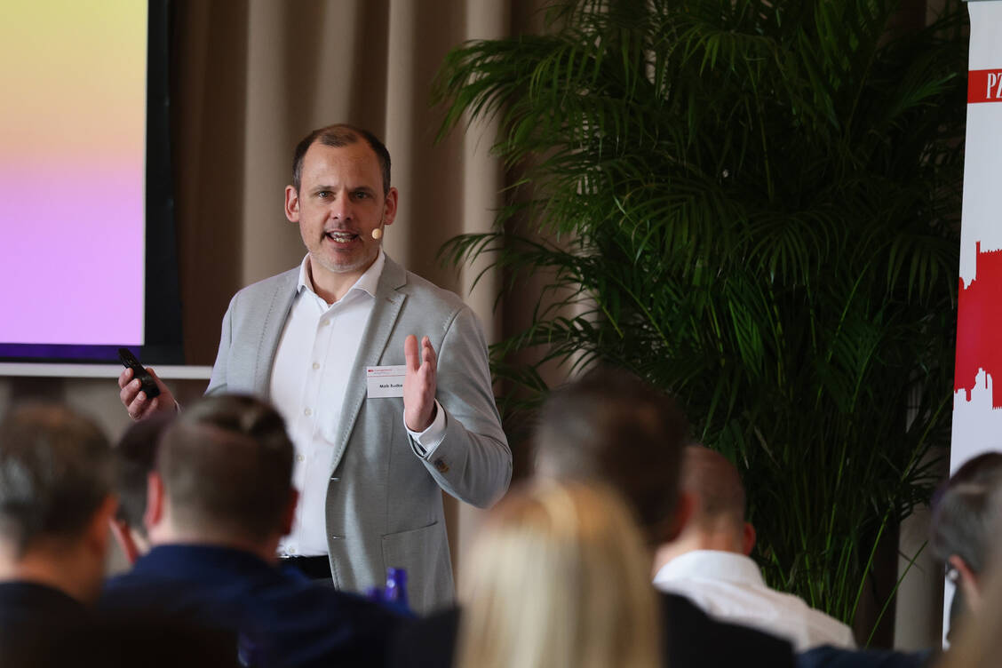 Apobank-Experte Maik Budke erläuterte beim PZ-Management-Kongress, welche Vorteile betriebliche Vorsorge-Angebote für Arbeitgeber und Arbeitnehmer haben. / Foto: PZ/Alois Müller