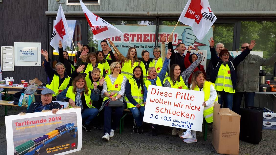 Pharmahandel-Beschäftigte aus Berlin und Brandenburg beteiligten sich heute an Warnstreiks zu denen die Gewerkschaft Verdi aufgerufen hatte.  / Foto: verdi