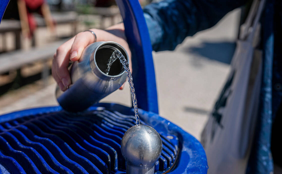 Ausreichend zu trinken ist essenziell für die Gesundheit. Gerade im Sommer sollte es mehr Gelegenheiten geben, an öffentlichen Plätzen seine Flasche auffüllen oder direkt aus einem Trinkbrunnen trinken zu können. / Foto: Adobe Stock/spuno