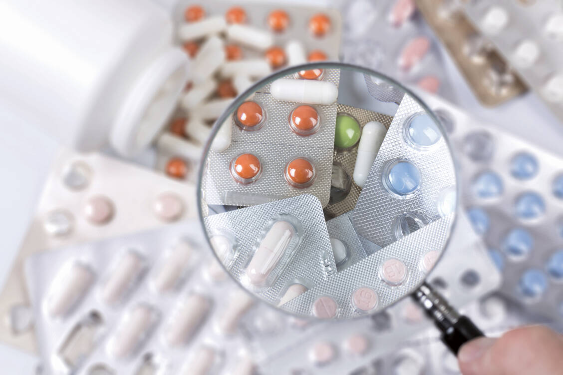 In der frühen Nutzenbewertung nehmen der Gemeinsame Bundesausschuss und das Institut für Qualität und Wirtschaftlichkeit im Gesundheitswesen neue Arzneimittel genau unter die Lupe. Das scheint den Krankenkassen massiv beim Sparen zu helfen. / Foto: Shutterstock/In Tune