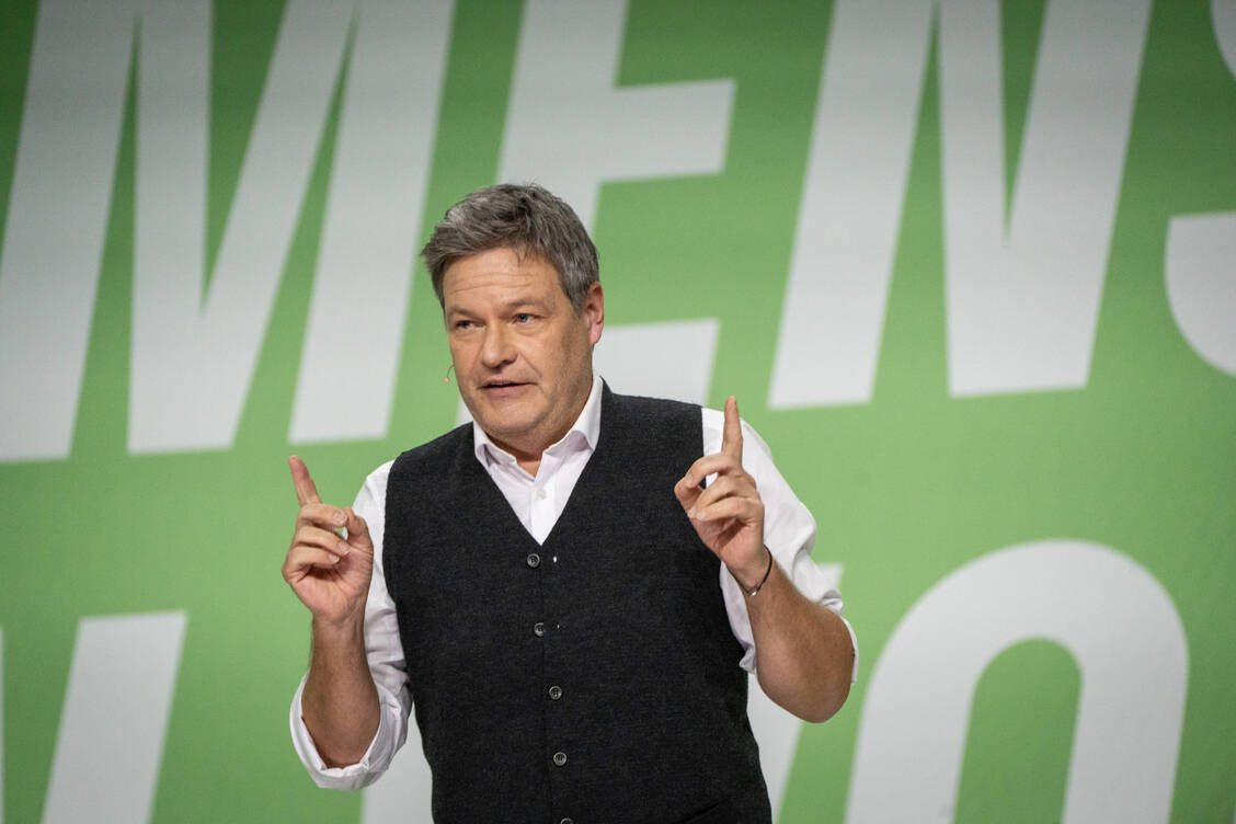 Robert Habeck schlägt Sozialabgaben auf Kapitalgewinne vor.  / © IMAGO/Chris Emil Janßen