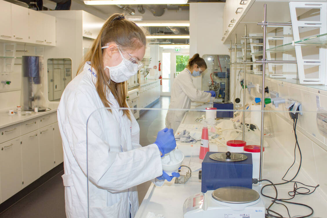 Nicht ohne Mund-Nasen-Schutz: Die Philipps-Universität Marburg konnte den Laborbetrieb nur noch in Kleingruppen abhalten. Die üblichen Abstands- und Hygieneregeln waren dabei Pflicht.  / Foto: Regina Gerlach-Riehl/FB Pharmazie