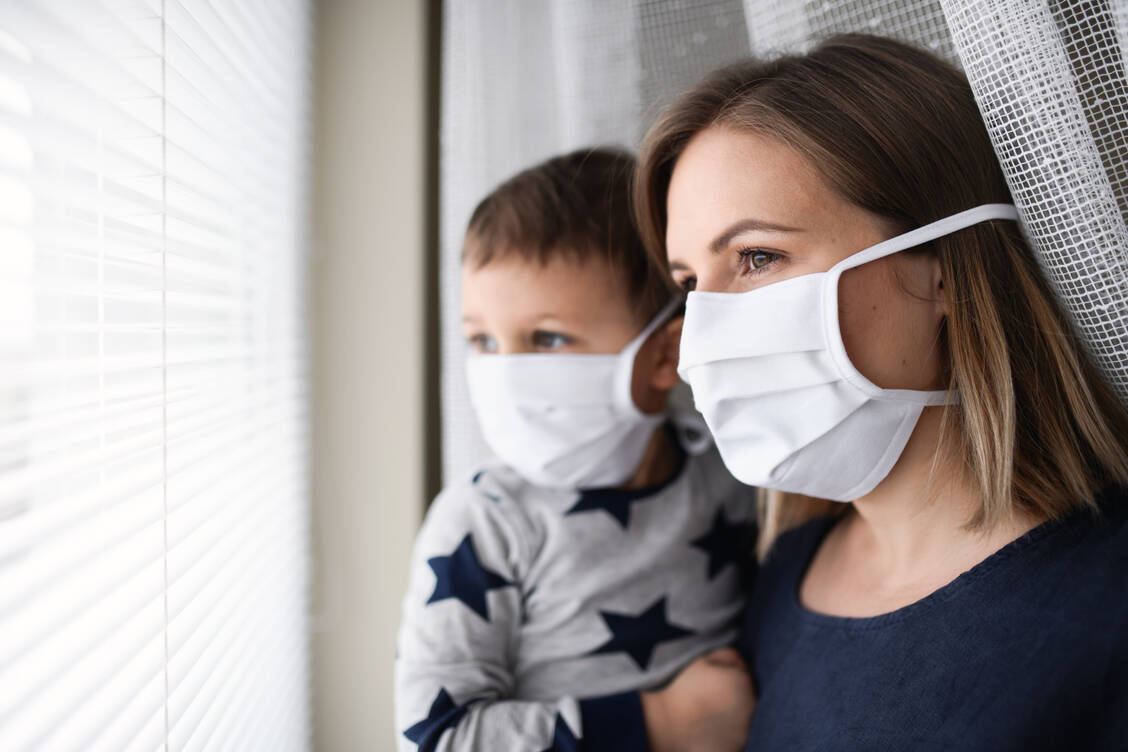 Maskenpflicht, Kontaktbeschränkungen oder wie in anderen Ländern sogar Ausgangssperren helfen, die Covid-19-Todesraten zu senken. / Foto: Getty Images/Halfpoint Images