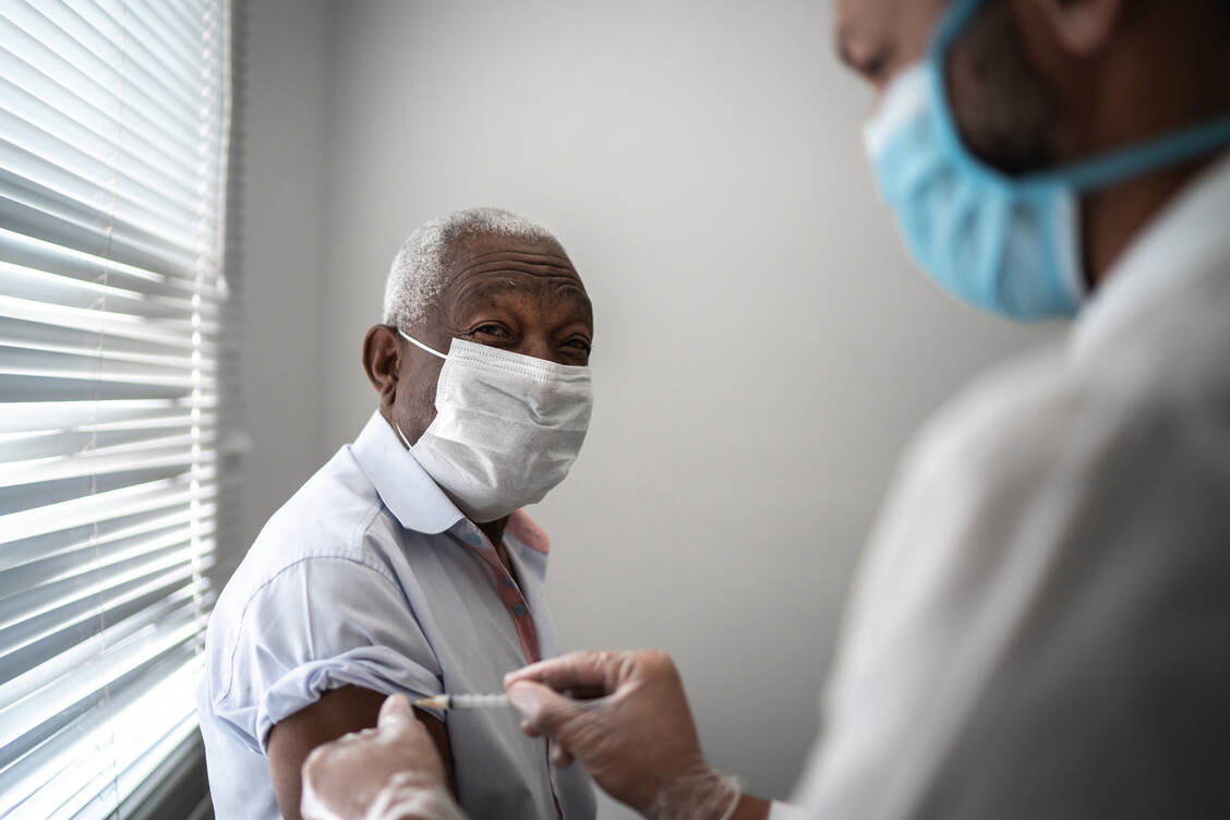 Bei den älteren Probanden traten weniger Nebenwirkungen auf als bei den jüngeren bei gleich guter Immunogenität (Symbolbild). / Foto: Getty Images/FG Trade