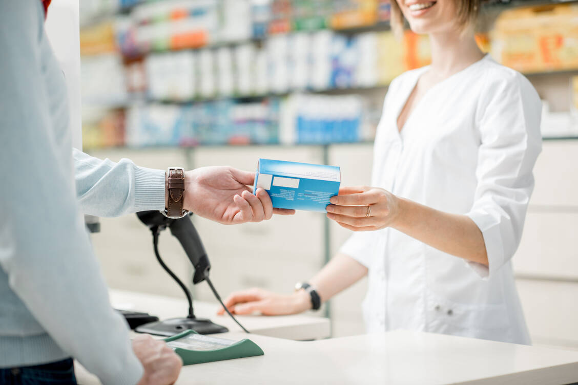 Tagtäglich scannen Apothekenteams Arzneimittel-Packungen, um die Fälschungen auf die Spur zu kommen. Der Prozess wird immer besser. / Foto: Adobe Stock/rh2010