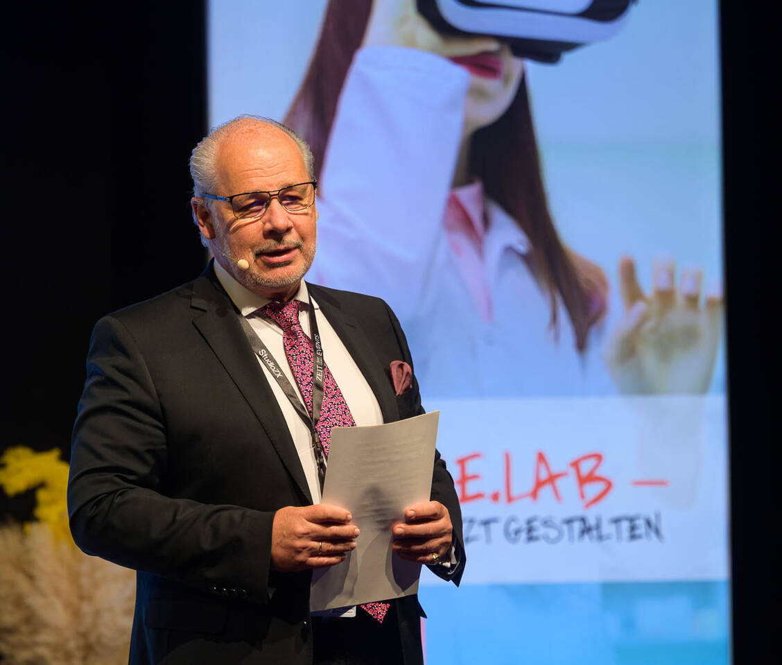 Der Parlamentarische Staatssekretär im BMG, Georg Kippels, erklärte beim AByou Future.Lab, warum die Regierung bei Tests auf die Apotheken setzt. / © Phil_Dera