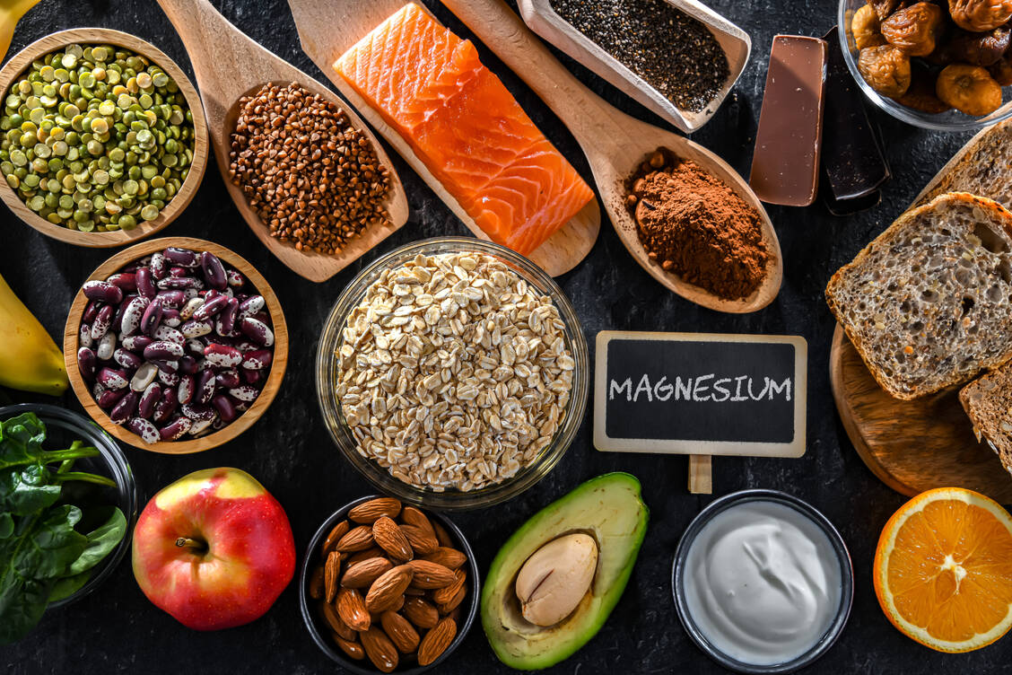 Wer sich ausgewogen ernährt, braucht in der Regel kein zusätzliches Magnesium. Auch gibt es keinen Beleg für eine präventive Wirkung gegen Muskelkrämpfe. / © Getty Images/	monticelllo