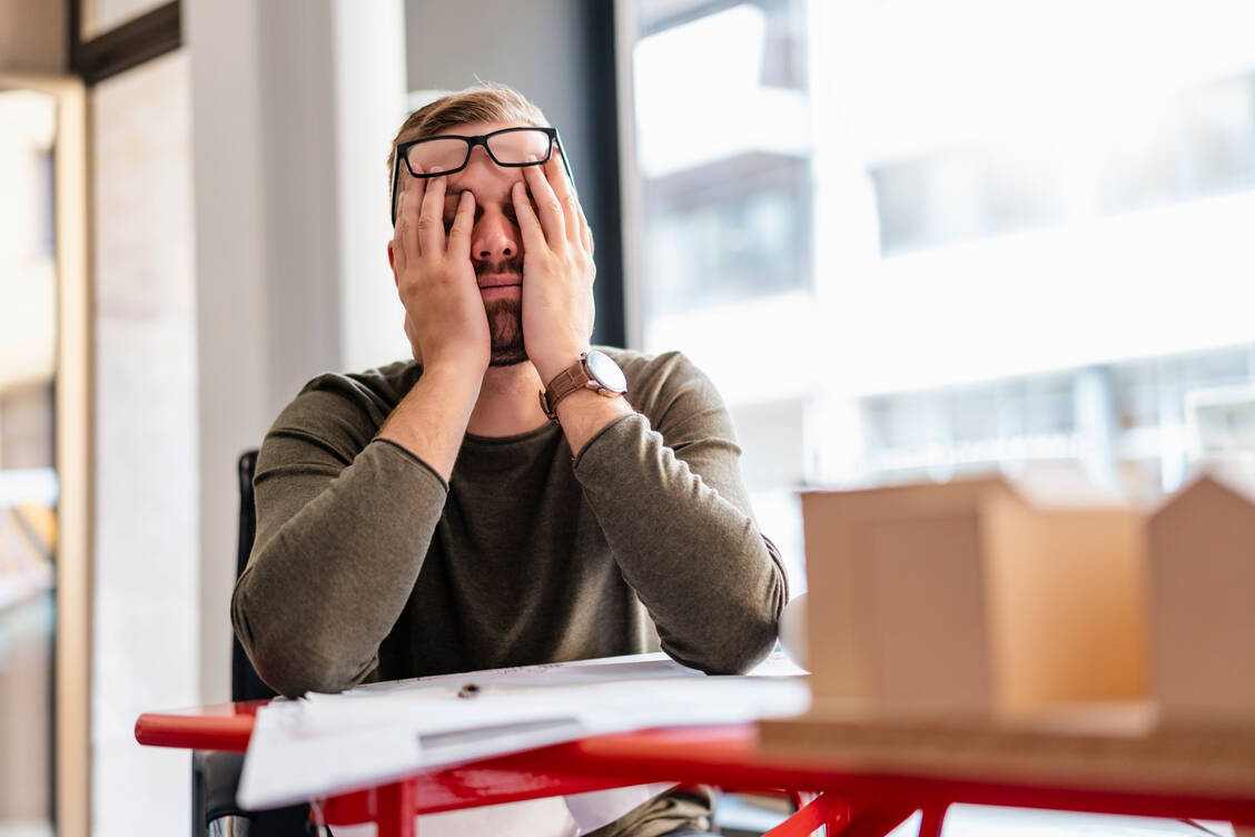 Die Linken glauben, dass der anhaltende Aufwärtstrend bei den Verschreibungen von Antidepressiva und Schmerzmitteln mit den gestiegenen Anforderungen der Arbeitswelt zusammenhängen. / Foto: Getty Images/Westend61