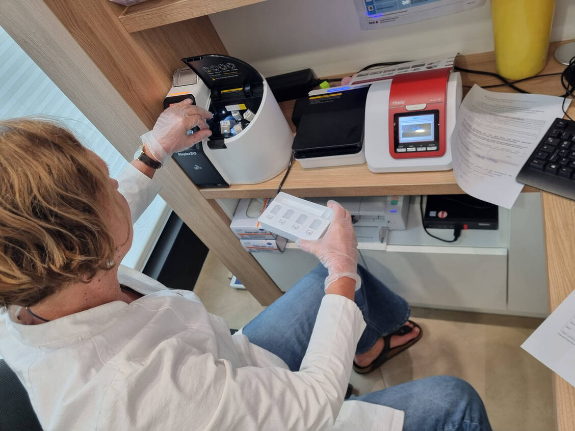 Der Simplex TAS kann nur vier Werte gleichzeitig bestimmen. Genutzt wird er für Serumkreatinin, HDL, Triglyceride und Gesamtlipide. Um Zeit zu sparen, nutzt Michel parallel ein eigenes Gerät für die HbA<sub>1c</sub>-Bestimmung. / © PZ/Daniela Hüttemann