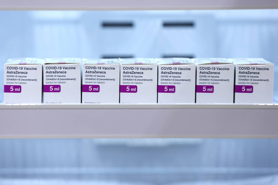 Wenn eine Apotheke an einen Arzt des öffentlichen Gesundheitsdienstes mehr als 100 Vials pro Bestellung abgibt, dann erhält sie künftig 4,92 Euro netto je Fläschchen. / Foto: Paul Kane/Getty Images
