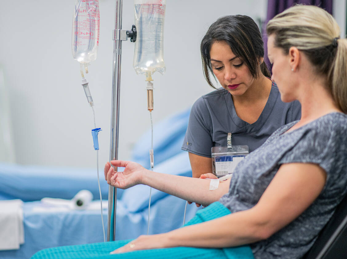 Treten intravenös verabreichte Medikamente in das umliegende Gewebe aus, kann das schwere Schäden verursachen. / © Getty Images/FatCamera