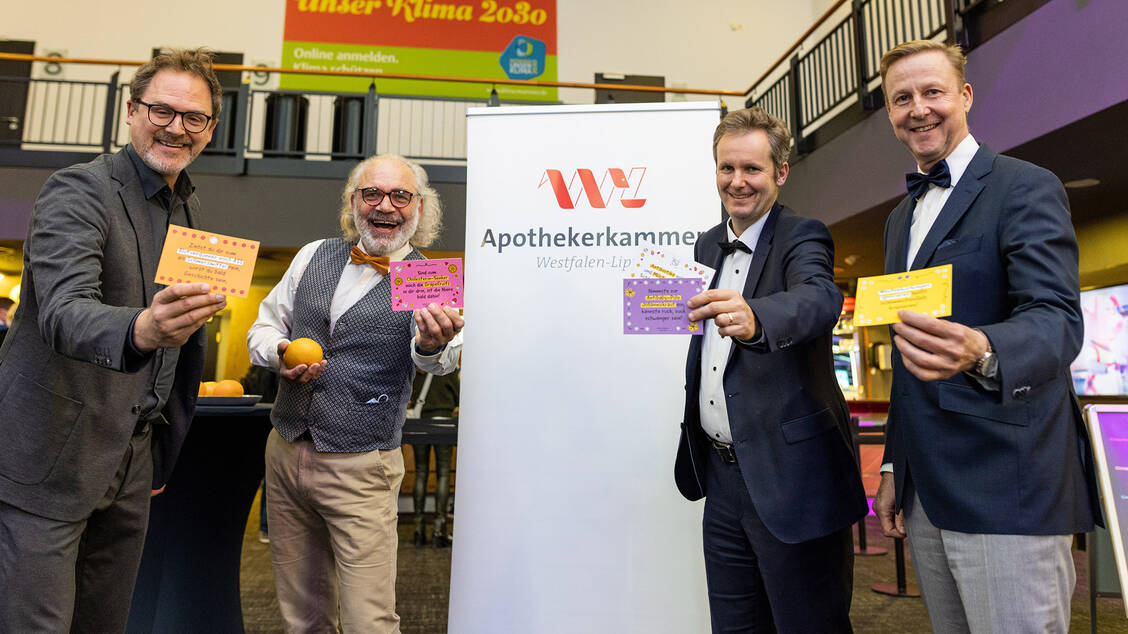 Gratispostkarten mit Wechselwirkungs-Bauernregeln sind Bestandteil der neuen AKWL-Aktion, hier präsentiert von Moderator Oliver Pauli, WeWi-Experte Dr. Grape Fruit, AKWL-Kommunikationschef Michael Schmitz und AKWL-Vizepräsident Frank Dieckerhoff (von links) bei der Premiere in Münster. / Foto: AKWL