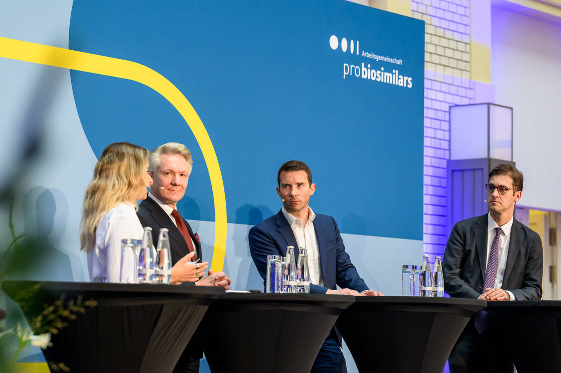(v.l.n.r.) Moderatorin Helena Smolak, Martin Spatz (Stada), Markus Hoch (Prognos AG) und Stephan Pilsinger (CSU) diskutierten in Berlin über Biosimilars.  / © Svea Pietschmann