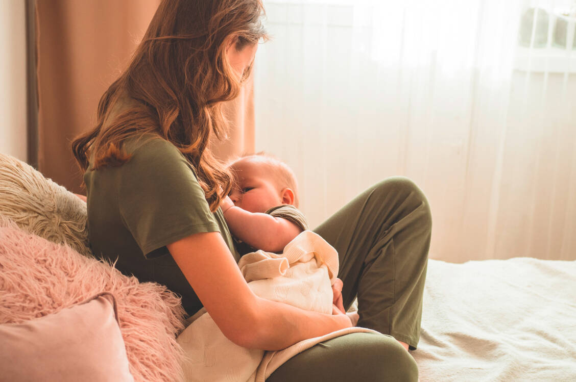 Stillen reduziert nicht nur das Brust- und Eierstockkrebs der Mutter, sondern schützt auch vor Schlaganfall und Herzinfarkt. / Foto: Shutterstock/Nastyaofly