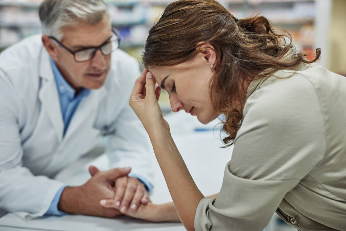 Hat ein Patient Sorgen zur Arzneimitteltherapie, sollten Apotheker zunächst auf dessen Gefühle eingehen und nicht direkt mit Fakten kontern.  / Foto: Getty Images/Yuri Arcurs