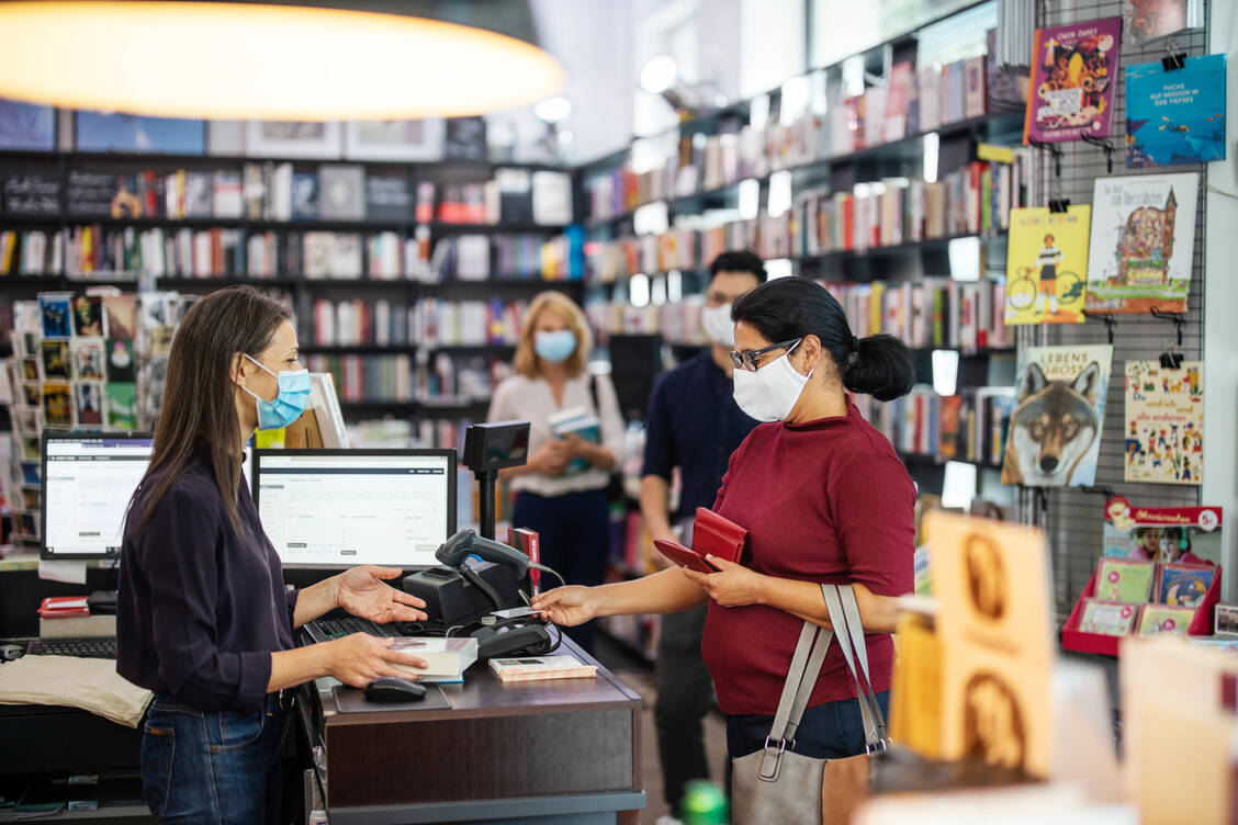 Auch wenn die Maskenpflicht vielerorts gefallen ist: Oberstes Gebot für alle ist weiterhin, umsichtig und rücksichtsvoll miteinander umzugehen, also Abstand zu halten und auch aus Rücksicht auf vulnerable Personen Masken zu tragen. / Foto: Getty Images/Luis Alvarez