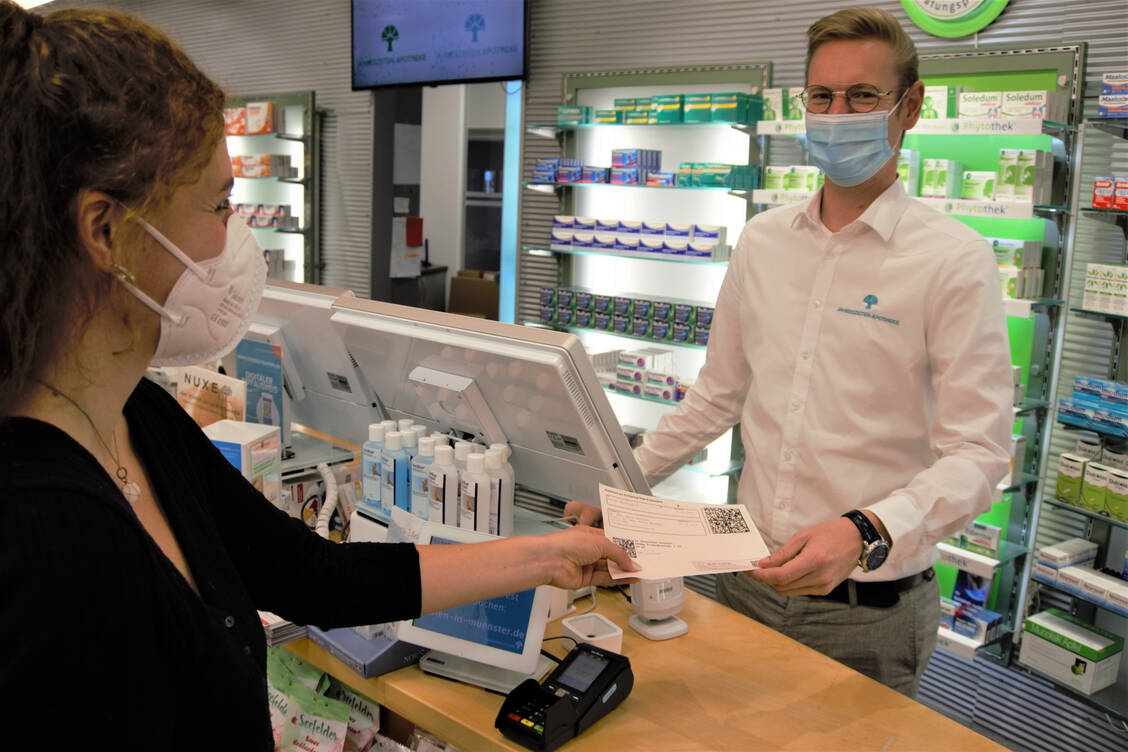 Eine Patientin löst ein E-Rezept in der Apotheke von Jan Harbecke in Münster ein. / Foto: AVWL