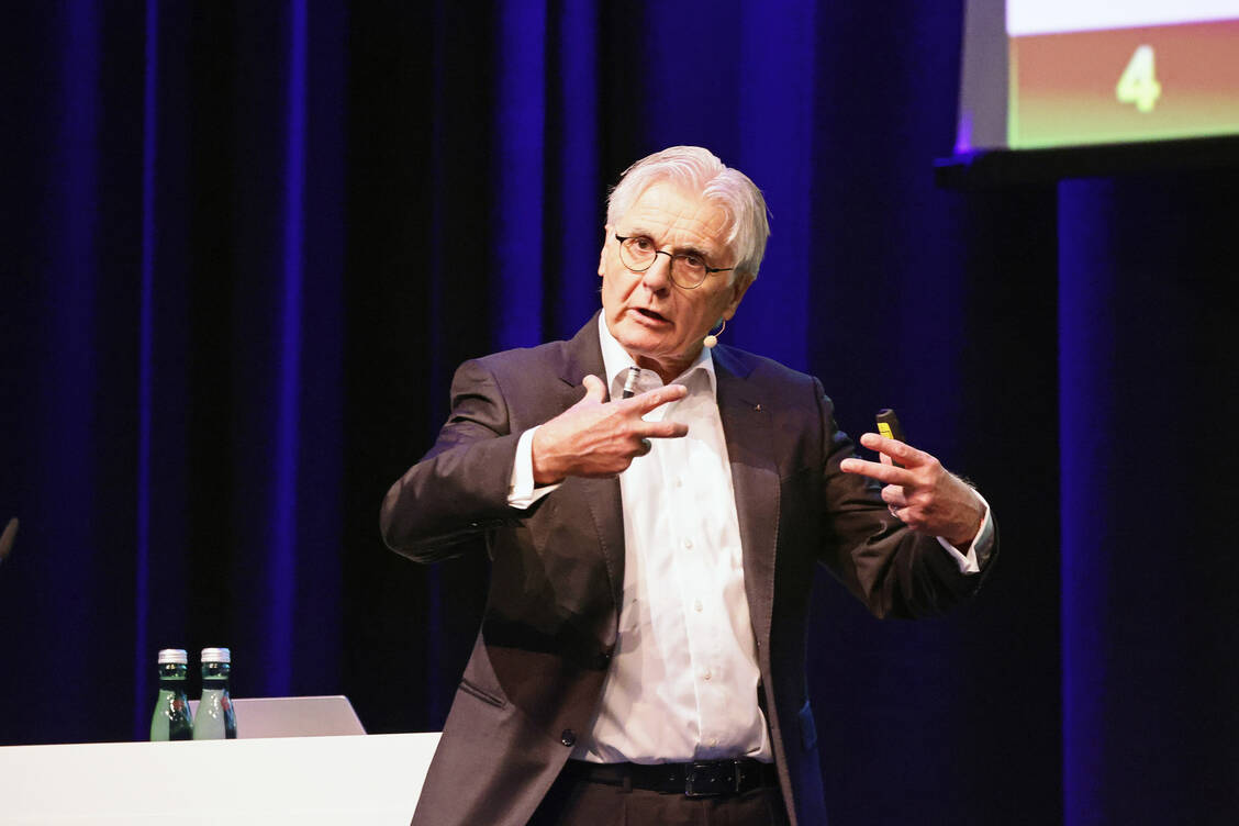 Beim Pharmacon in Schladming erklärte Professor Dr. Theo Dingermann, warum SARS-CoV-2 ein enormes Mutationspotenzial hat und warum FFP2-Masken so effektiv vor einer Infektion schützen. / Foto: PZ/Alois Müller
