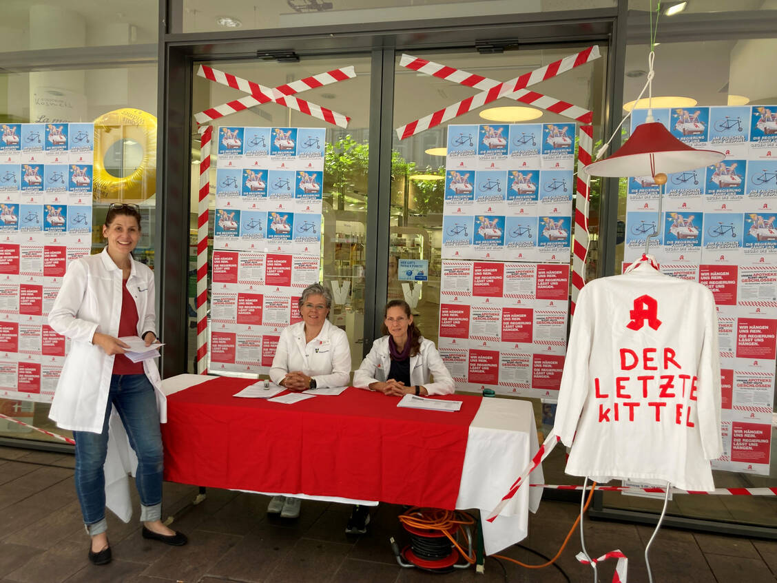 Mitarbeiterinnen der Viktoria-Apotheke in Saarbrücken informierten die Patientinnen und Patienten über die Gründe für den heutigen Protesttag. / Foto: PZ/Siebenand