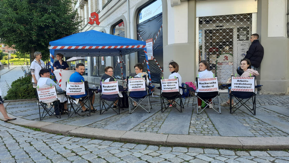 Notdienst leisten und trotzdem protestieren: Stuhlreihe in Limbach-Oberfrohna vor der notdiensthabenden Apotheke. / Foto: SAV