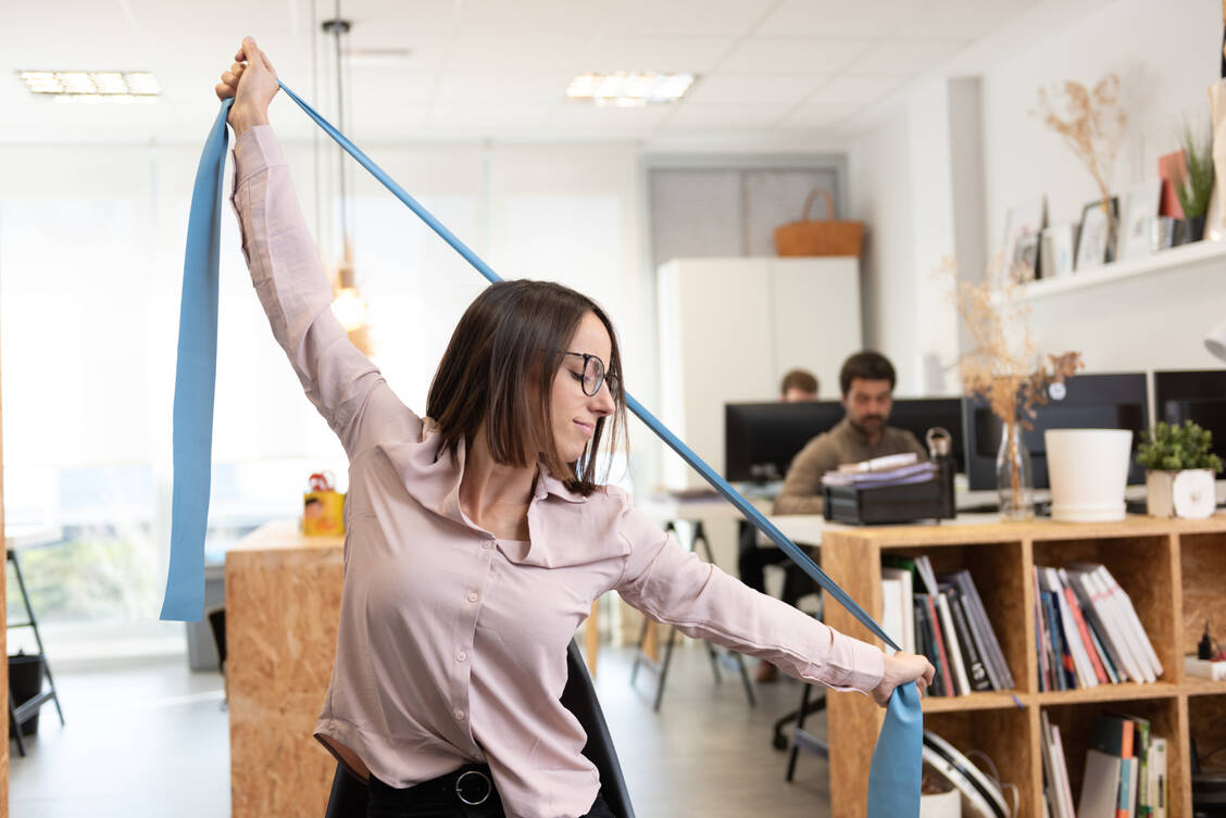 Ein Gymnastikband ist eine preiswerte, günstige Anschaffung und lässt sich in jeder Büroschublade oder Laptoptasche verstauen. / Foto: Getty Images/Egoitz Bengoetxea