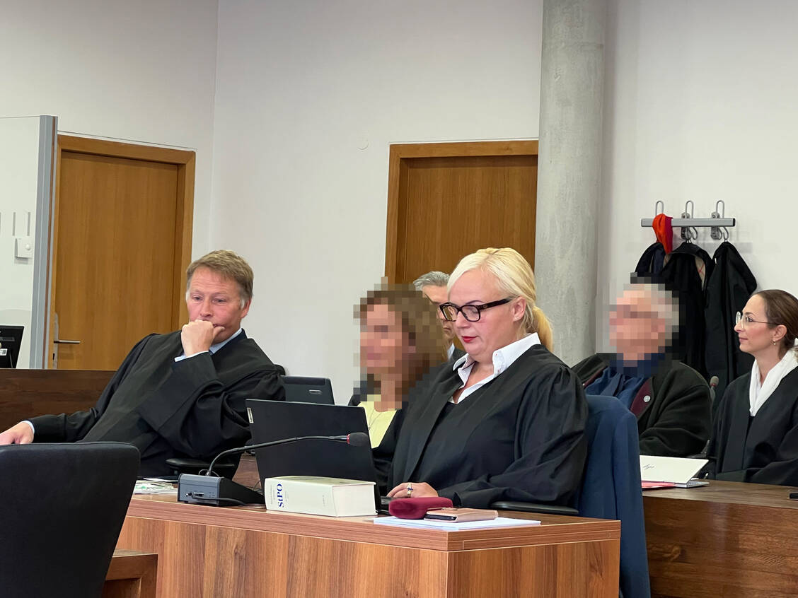 Susanne Krautz-Zeitel (2.v.l.) und Gunter Kowalski (2.v.r.) bei der heute gestarteten Hauptverhandlung am Potsdamer Landgericht.  / Foto: PZ/Melanie Höhn