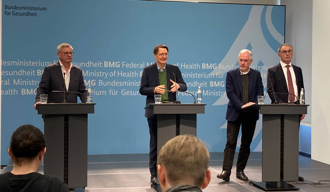 Bundesgesundheitsminister Karl Lauterbach will die Apotheken bei der Prävention stärker einbinden. Dazu stellte er heute mit ABDA-Geschäftsführer Martin Schulz (links), dem Kardiologen Benny Levenson und Barmer-Chef Christoph Straub (ganz rechts) ein erstes Konzept vor. / Foto: PZ/Orth