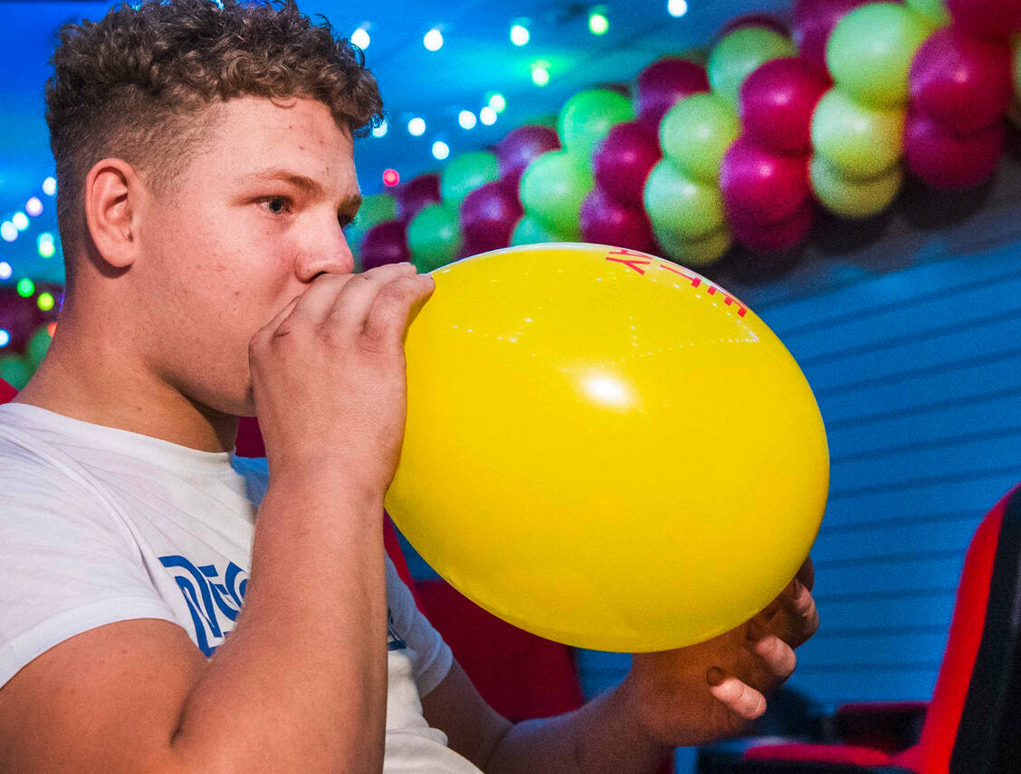 In den Niederlanden hat kürzlich der erste Lachgasladen eröffnet. Kunden können dort einen Ballon mit Lachgas kaufen und konsumieren. / Foto: Picture Alliance