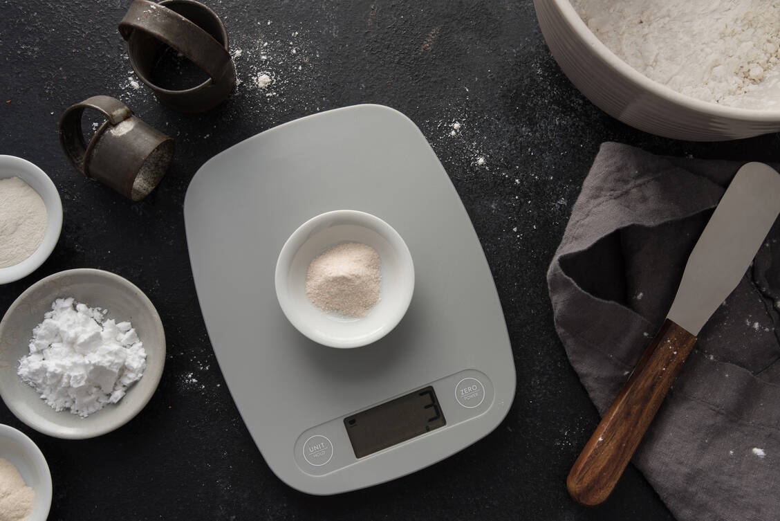 Zu hohe Mengen Koffein lösen starke Unruhe, Übelkeit, erhöhten Blutdruck, Herzrasen oder Herz-Rhythmus-Störungen aus. Als unbedenklich gelten nicht mehr als 0,2 Gramm reines Koffein als Einzeldosis oder 0,4 Gramm pro Tag – das lässt sich mit keiner Küchenwaage abwiegen. / © Getty Images/Michelle Lee Photography