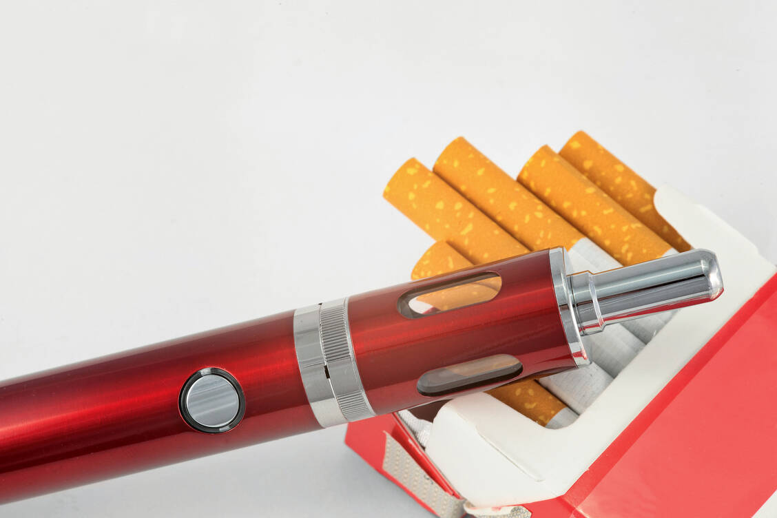 Besser E-Zigaretten als klassische Nikotinprodukte. Gesund ist das Dampfen aber nicht. / Foto: Fotolia/Frank Eckgold
