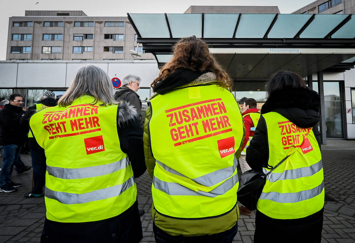 Mitarbeitende einer Essener Klinik bei einem Streik im Jahr 2023.  / © IMAGO / Funke Foto Services