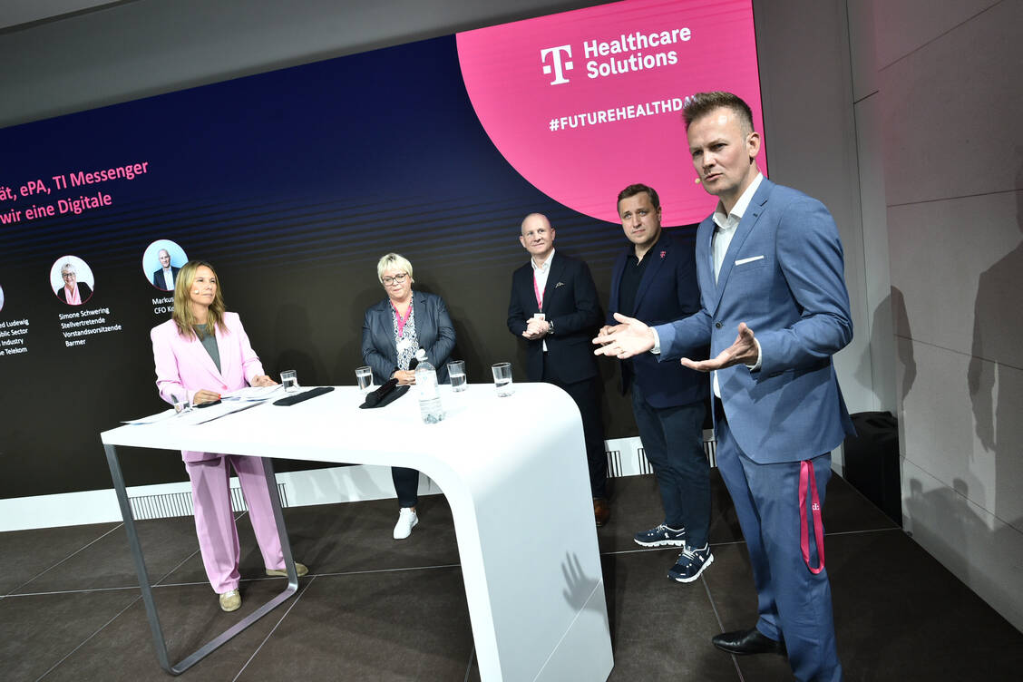 Simone Schwering, Markus Scheitzach, Gottfried Ludewig und Florian Fuhrmann (v.l.n.r.) sprachen mit Moderatorin Jessica Hanneken (ganz links) über die Digitalisierung des Gesundheitswesens.  / © Deutsche Telekom/Marc-Steffen Unger