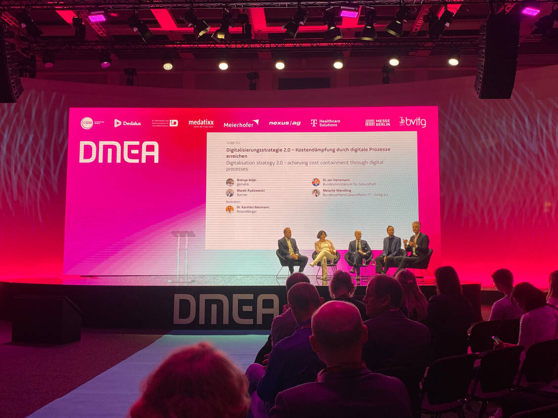 Das Panel »Digitalisierungsstrategie 2.0« auf der DMEA 2025 in Berlin. / © PZ/ Alexandra Amanatidou