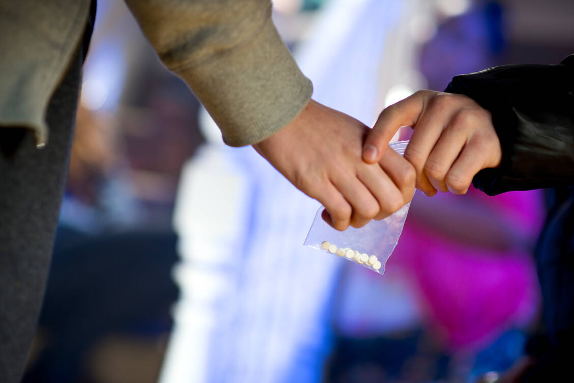 Cathinone können eine ähnliche Wirkung wie Amphetamine und Ecstasy haben. Sie werden meist geschluckt, können aber auch geschnupft oder gespritzt werden. / © Getty Images/sturti