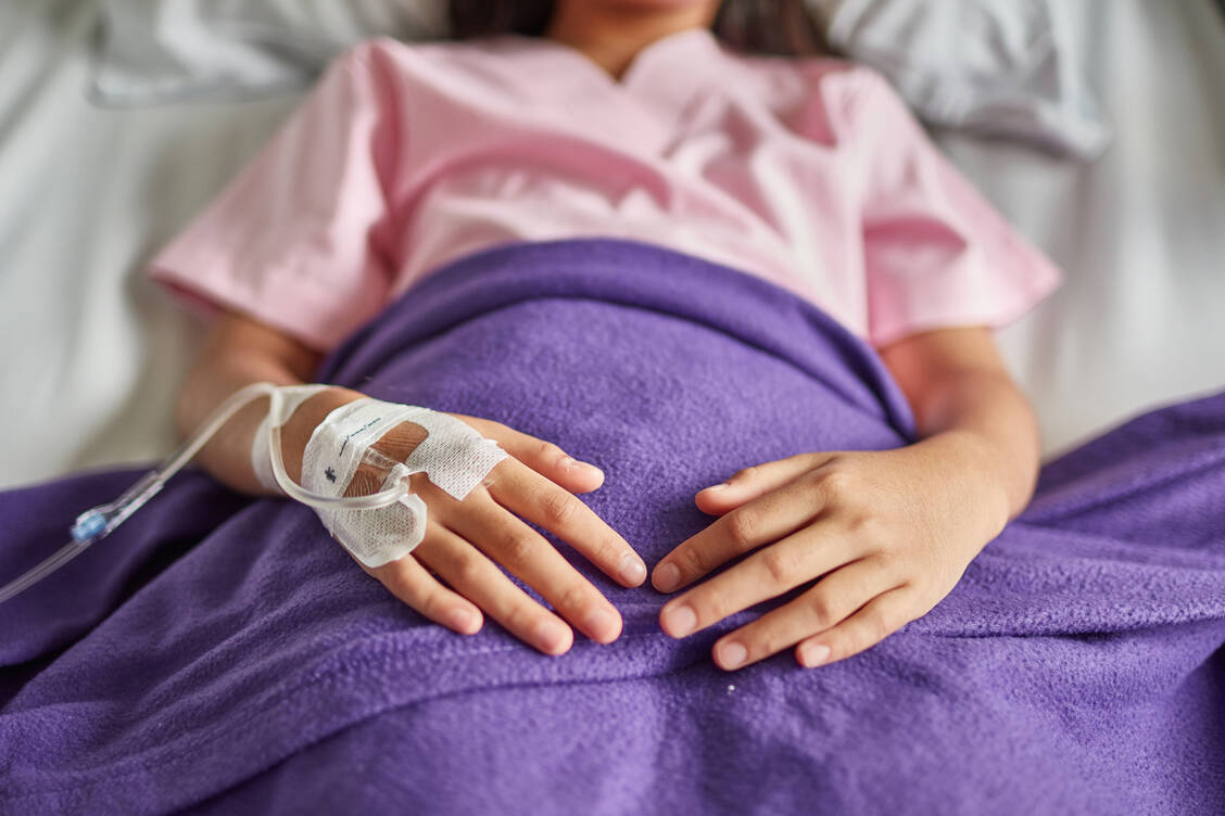 Bis zum 3. Juli dieses Jahres mussten rund 650 Kinder in Großbritannien aufgrund von Covid-19 im Krankenhaus behandelt werden. Sehr schwere Verläufe und Todesfälle waren dabei äußerst selten. / Foto: Getty Images/xavierarnau